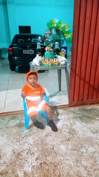 Foto 8 de 8 — Garotinho de 3 anos comemora festa de aniversário homenageando coletores de lixo